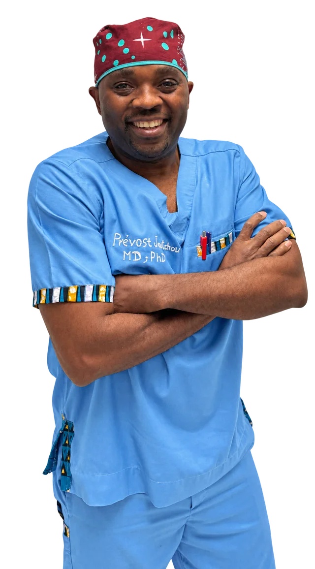 Pr Prévost Jantchou, en tenue de bloc, souriant, les bras croisés